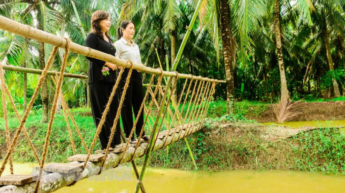Vườn dừa hữu cơ kết hợp du lịch của bà Nguyễn Thu Hằng ở ấp An Quới, xã Định Thủy